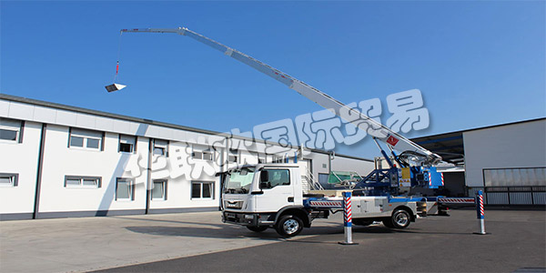 KLAAS早在1933年，由西奧多·克拉斯(Theodor Klaas)在威斯特伐利亞(Westphalia)的阿舍貝格(Ascheberg)成立。作為一名建筑承包商，他在第二次世界大戰(zhàn)后利用他的所有創(chuàng)造力開發(fā)出第一臺傾斜式升降機(jī)，這使得建筑工地的工作變得更加容易。